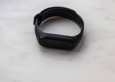 Gri, mermer arka planda spor bilekliği, yakın plan.