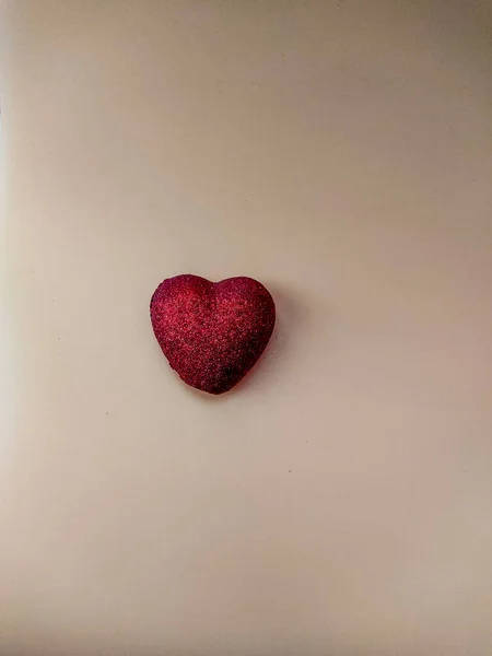 Красное Блестящее Сердце Желтом Фоне — стоковое фото