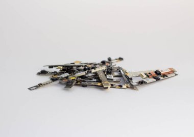 beyaz arkaplanda dizüstü bilgisayar ve bilgisayar onarım parçaları