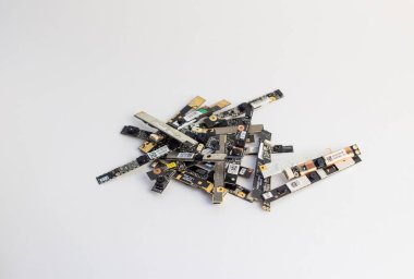 beyaz arkaplanda dizüstü bilgisayar ve bilgisayar onarım parçaları