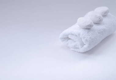 Üzerinde beyaz taşlar olan beyaz bir havlu..