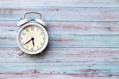 Ahşap, mavi arka planda çalar saat. en üstteki görünüm