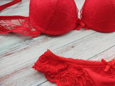 Kırmızı sütyen ve dantel külot. en üstteki görünüm