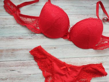 Kırmızı sütyen ve dantel külot. en üstteki görünüm