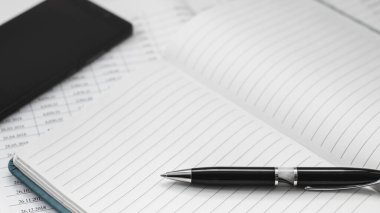 defter ve kalem masaya.