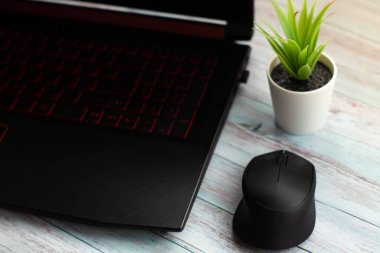 dizüstü bilgisayar masada.