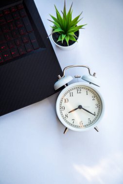 Dizüstü bilgisayardaki çalar saat