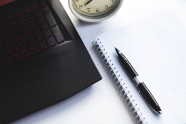 Defter, siyah kalem ve defter masanın üstünde.