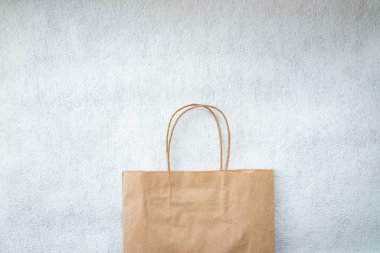 Kahverengi kese kağıdı beyaz arka planda. en üstteki görünüm