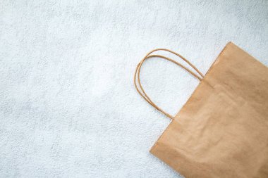 Kahverengi kese kağıdı beyaz arka planda. en üstteki görünüm