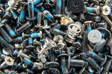 Vidaları, vidaları, vidaları kendi kendine vuruyor. yakın plan