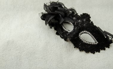 Pullu siyah maskeli. yakın plan