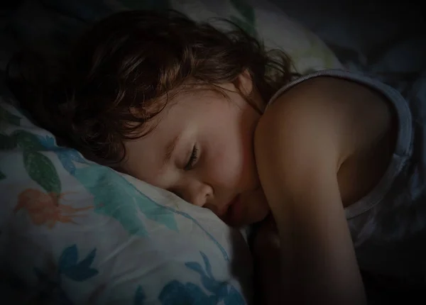 Kisgyermek Éves Ágyban Alszik Stock Kép