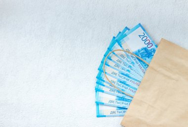 Kağıt bir çantada 2000 ruble değerinde Rus rublesi. Ekonomik kavram