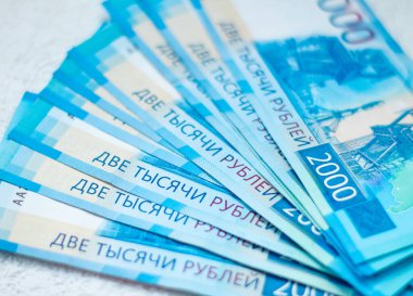 Yakın çekim değeri 2.000 ruble olan Rus rublesi. Ekonomik kavram