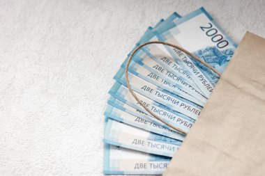 Kağıt bir çantada 2000 ruble değerinde Rus rublesi. Ekonomik kavram