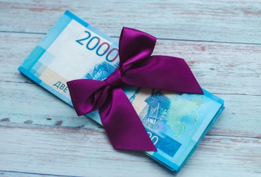 Üzerinde mor bir fiyonk olan kağıt para. Rus Rublesi