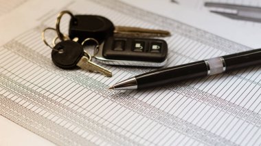 Gramomi kontratında siyah kalem ve araba anahtarları var.