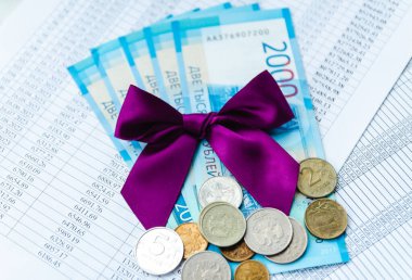 Üzerinde mor bir fiyonk olan kağıt para. Rus Rublesi