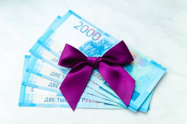 Üzerinde mor bir fiyonk olan kağıt para. Rus Rublesi