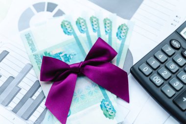 Üstünde mor bir fiyonk ve hesap makinesi olan kağıt para. Rus Rublesi