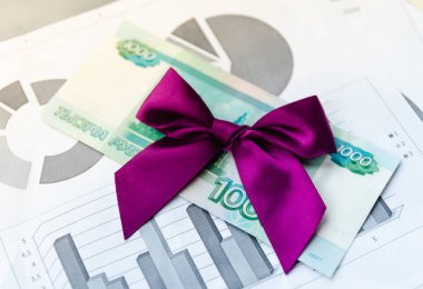 Üzerinde mor bir fiyonk olan kağıt para. Rus Rublesi