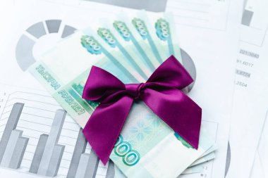 Üzerinde mor bir fiyonk olan kağıt para. Rus Rublesi