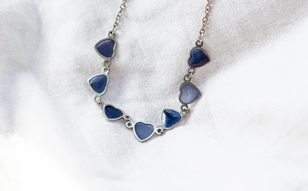Cadena Metal Con Colgante Forma Corazón Azul Sobre Fondo Blanco — Foto de Stock
