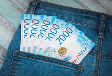 Rus rublesi banknotları. Mavi kotun cebinde iki bin dolar değerinde. Yakın plan..