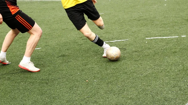 Μπάλα Ποδοσφαίρου Και Πόδια Των Ανδρών Ποδοσφαιριστών Ένα Πράσινο Πεδίο — Φωτογραφία Αρχείου