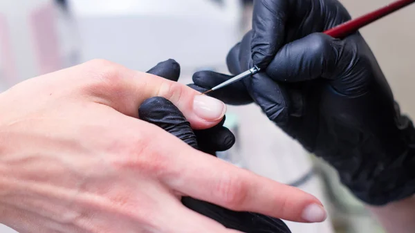 Manicure Master Aan Het Werk Handen Zwarte Handschoenen Met Borstel — Stockfoto