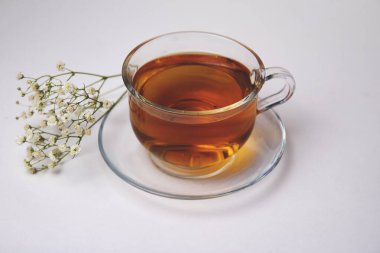 Şeffaf cam bardak ve siyah çay.