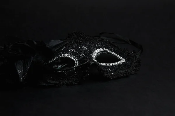 Zwart Carnaval Masker Een Zwarte Achtergrond Close — Stockfoto