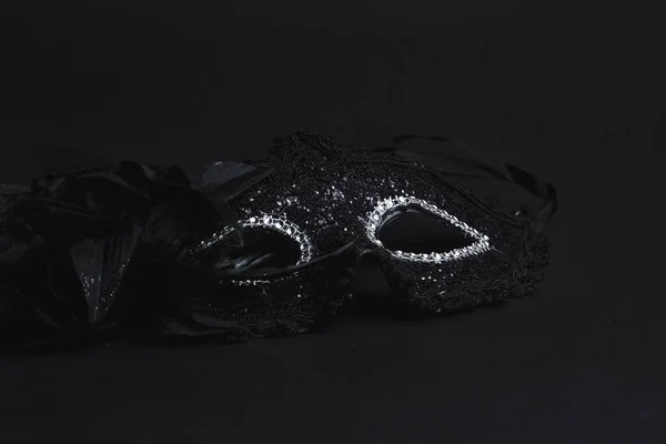 Schwarze Karnevalsmaske Auf Schwarzem Hintergrund Nahaufnahme — Stockfoto