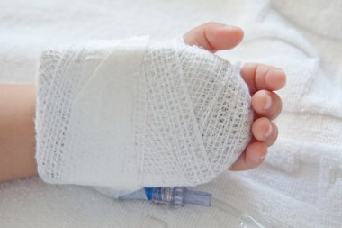 Hastane içindeki hasta çocuk