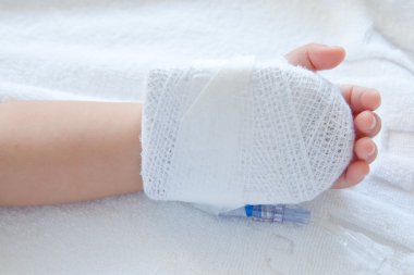 Hastane içindeki hasta çocuk