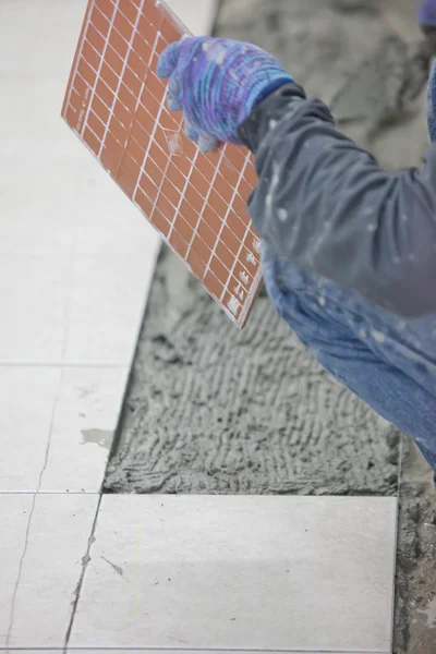 Tegelzetter op het huis renovatie werk — Stockfoto