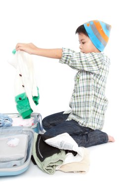 erkeğin bavulla duran