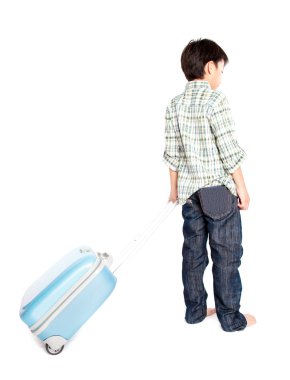 erkeğin bavulla duran