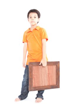 resim çerçevesi tutan çocuk