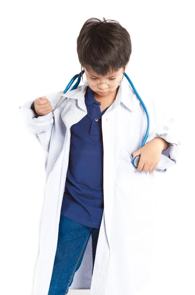 聴診器で少年を着て医者. — ストック写真