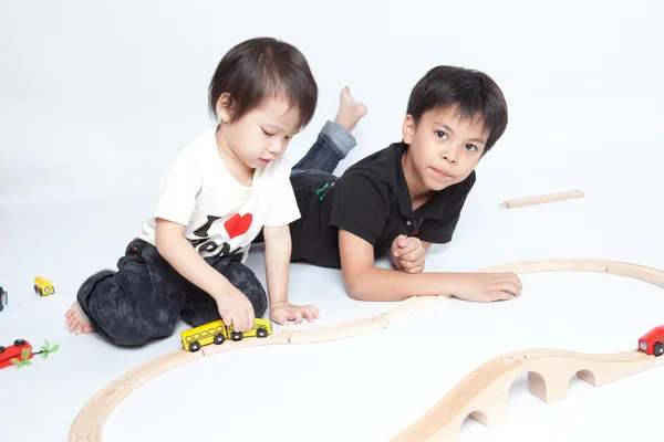 Jungen bauen mit bunten Holzklötzen — Stockfoto