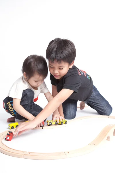 Anak laki-laki membangun dengan balok kayu berwarna-warni — Stok Foto