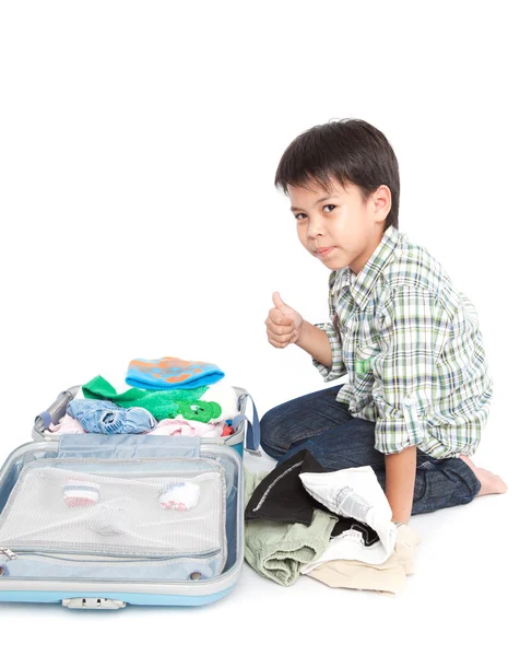 Garçon avec une valise est debout — Photo