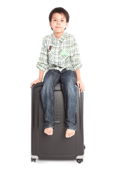 O rapaz com uma mala está de pé. — Fotografia de Stock