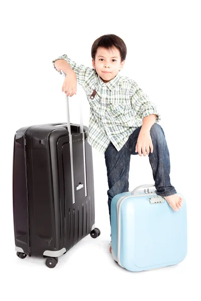 Хлопчик з валізою стоїть — стокове фото