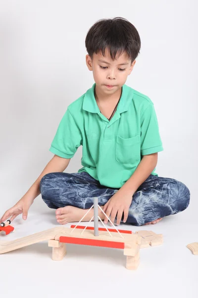 Junge bauen mit bunten Holzklötzen — Stockfoto