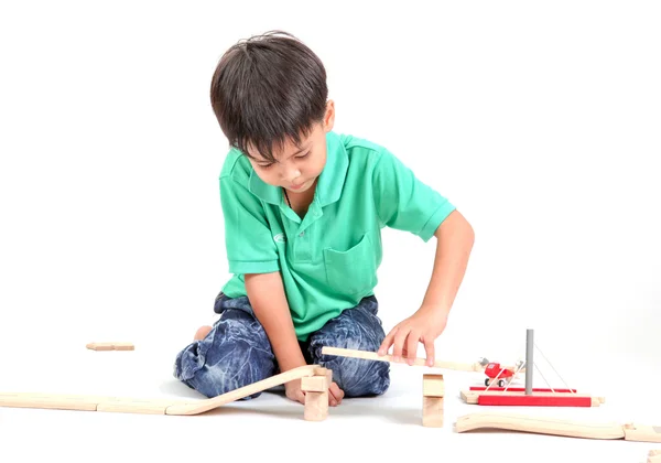 Renkli tahta bloklarla inşa çocuk — Stok fotoğraf