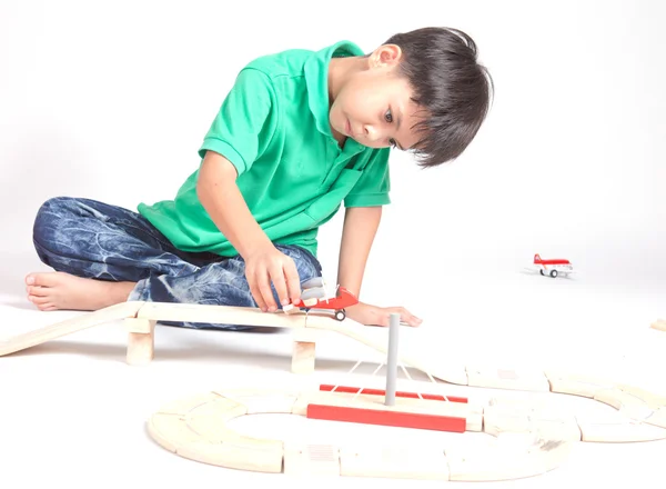 Renkli tahta bloklarla inşa çocuk — Stok fotoğraf