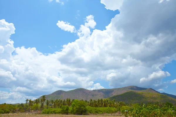 Nubes sobre montañas — Foto de Stock